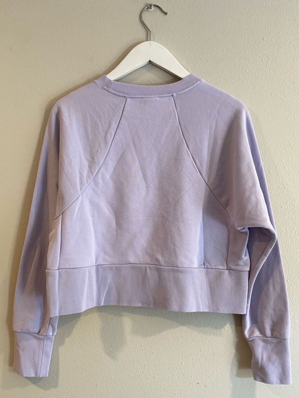 Nike Dri-FIT Lavender Cropped Sweatshirt XS Embossed Script Logo Pullover - Picture 7 of 9